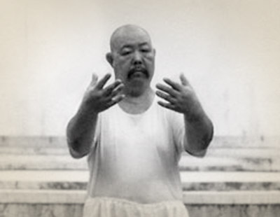 El Maestro Wang Shu Chin practicando chan chuang